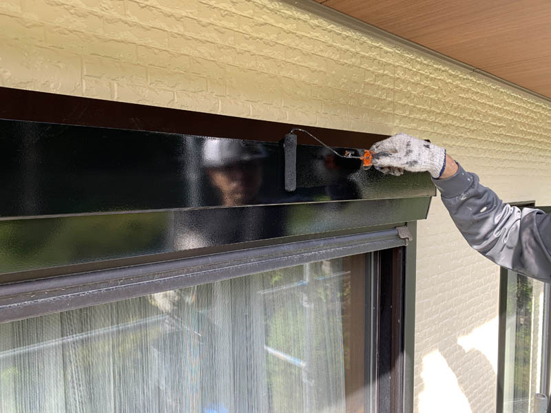 シャッターボックス：上塗りの様子です。フッ素で塗っています。