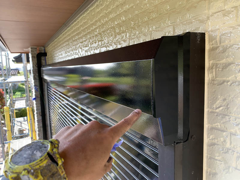 シャッターボックス：塗装完了しました。ツヤがでて、まるで新品に取り替えたようになりました。