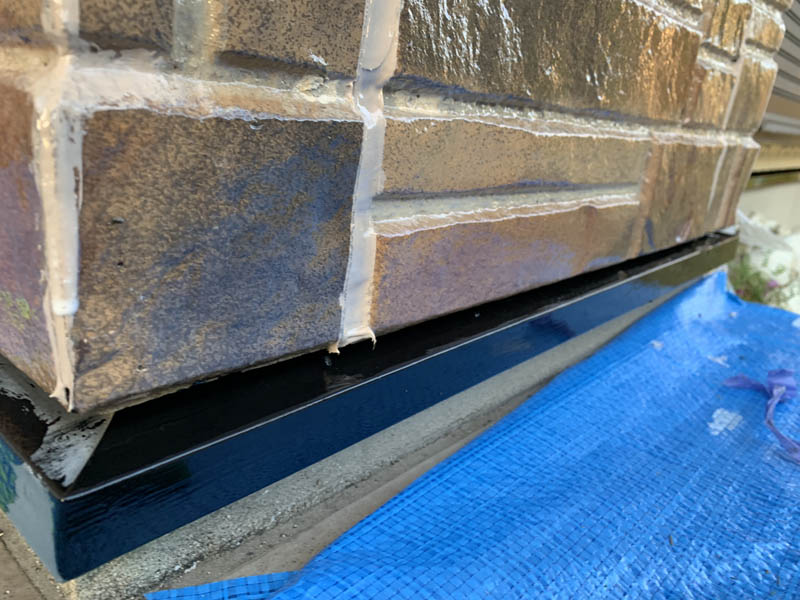 鉄部：水切り塗装の様子です。