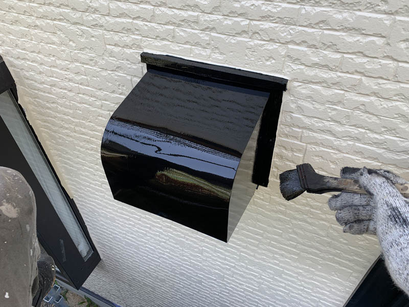 フード塗装上塗りの様子です。