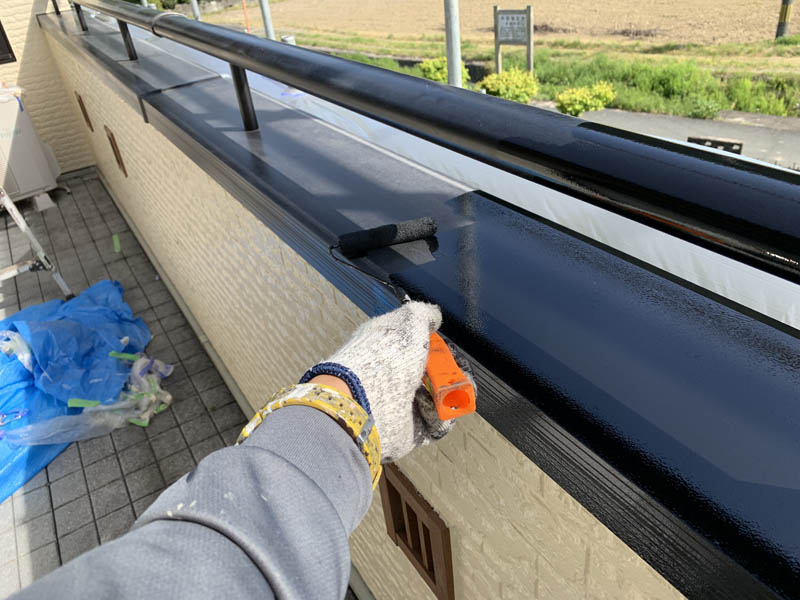 笠木の天板塗装の様子です。