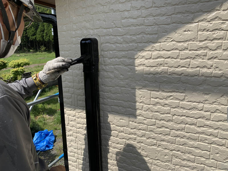 エアコンのカバー塗装の様子です。