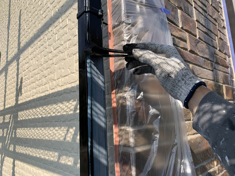 雨樋塗装の様子です。