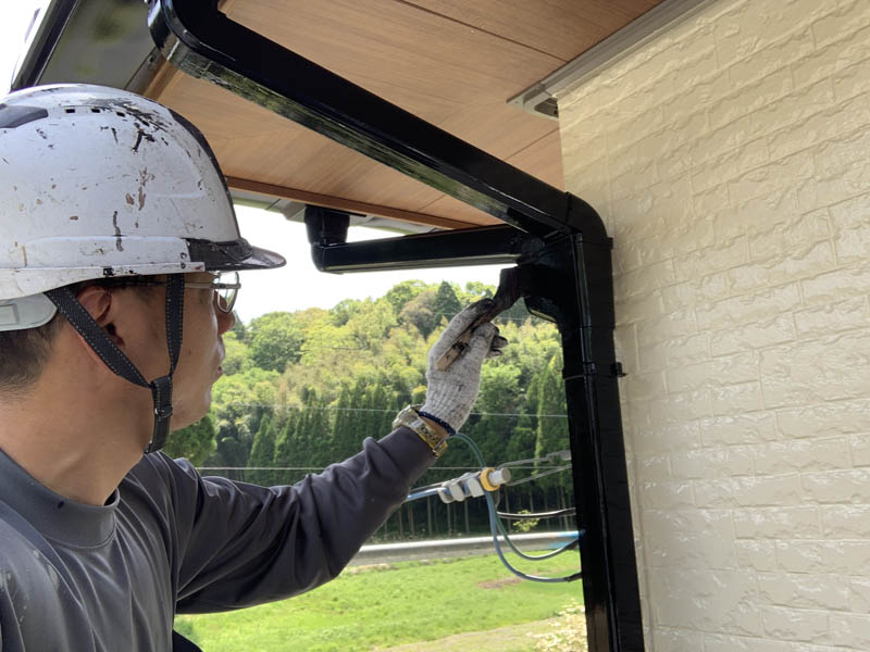 雨樋塗装上塗りの様子です。