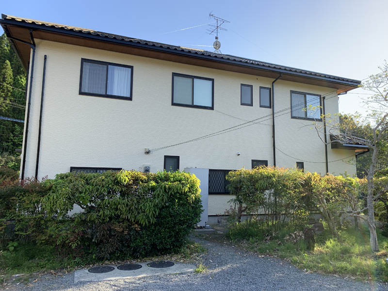 裏面のお写真です。北面で日光が差さないのでコケが繁殖しやすい環境でしたが、防カビ材入りのリファインで施工しましたので大丈夫です。