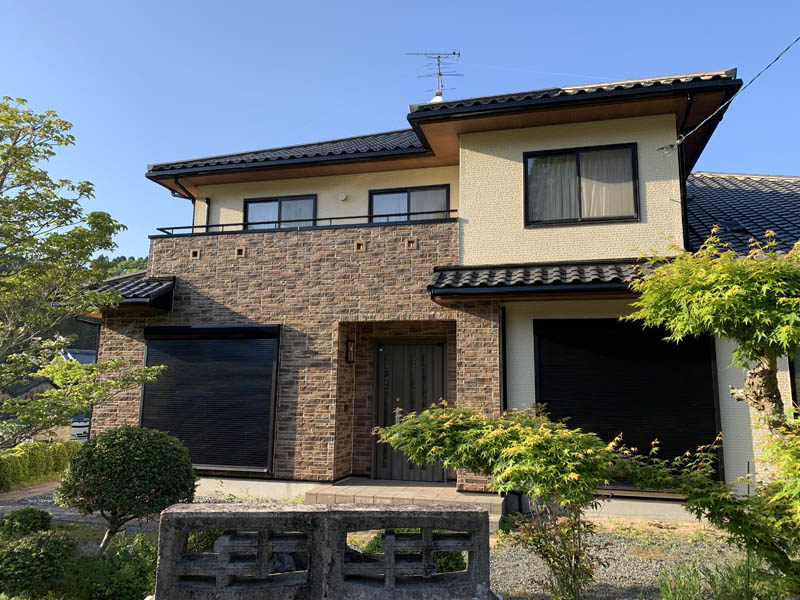 施工前は薄いグレー系の外壁色でしたが、施工後はアイボリー系の色味にしたので温かみのある建物に生まれ変わりました。