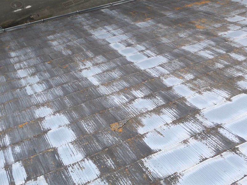 施工前の屋根の様子です。10年以上前に施主様自身で塗装されたみたいです。