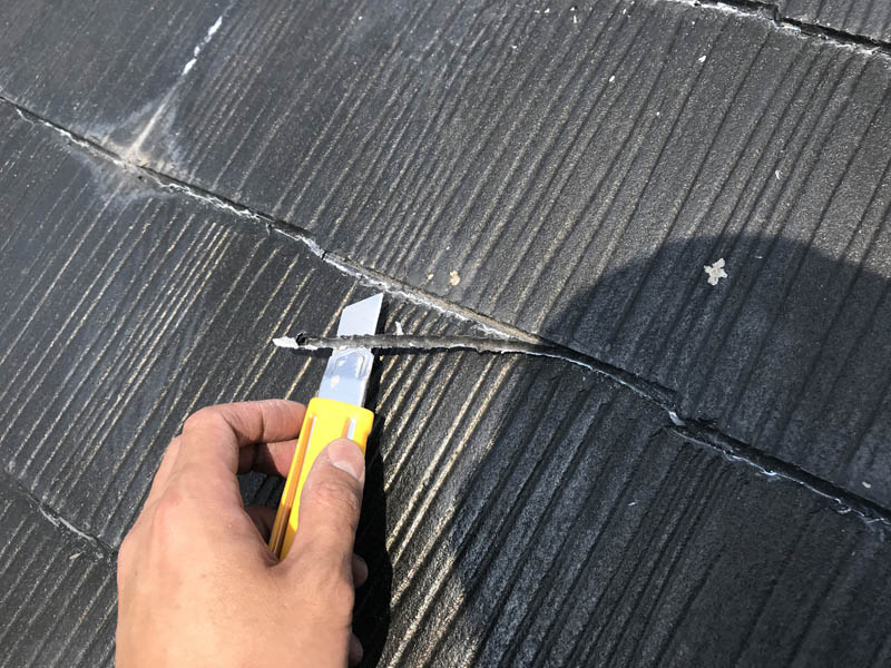 水性塗料で施工していると考えられます。重なり目がくっついていて雨漏りする原因になっていました。DIYで塗装をしたら大変なことになります。