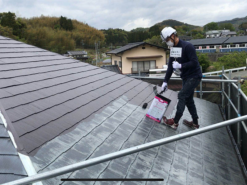 屋根塗装：中塗りの様子です。