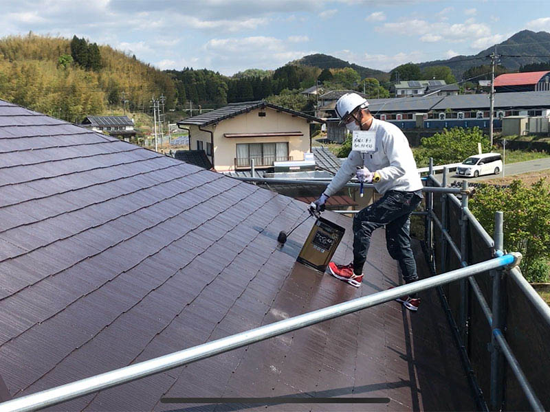 凸凹箇所をぺーバーなどでケレンして表面をフラットにして上塗りに入りました。