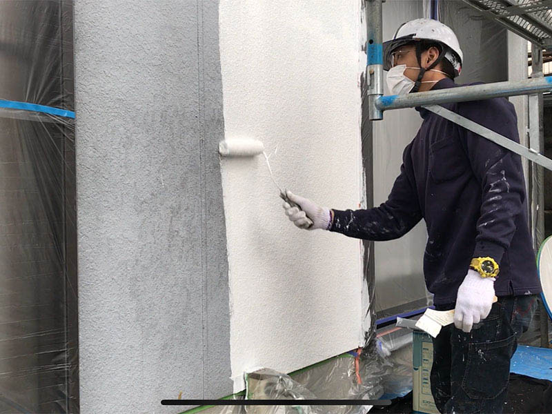 外壁塗装：下塗りの様子です。