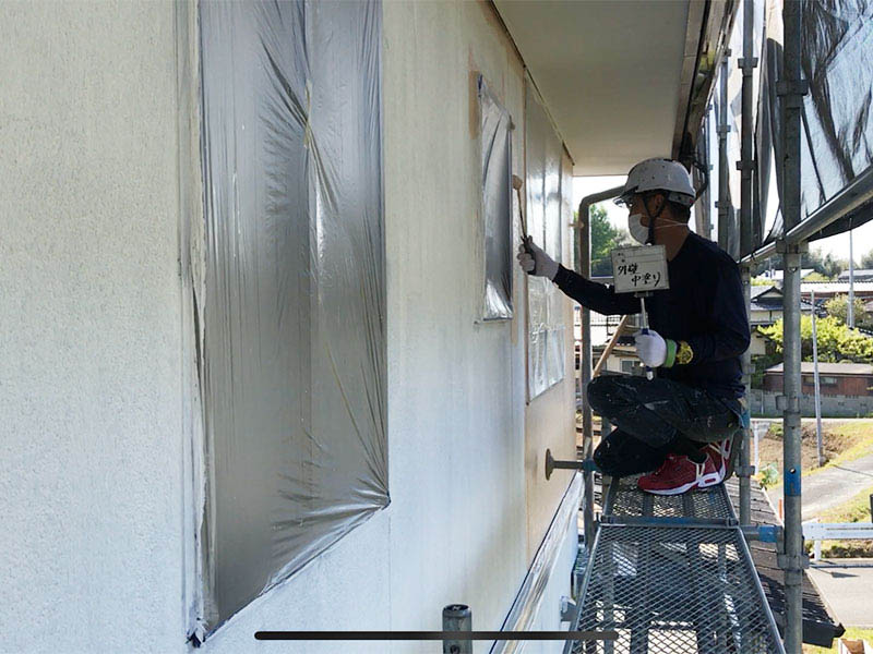 外壁塗装：中塗りの様子です。