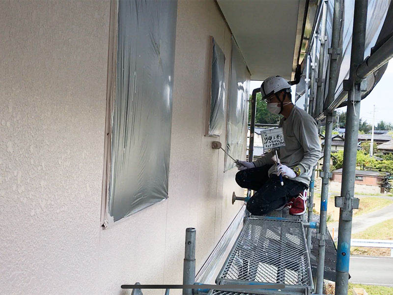 外壁塗装：上塗りの様子です。