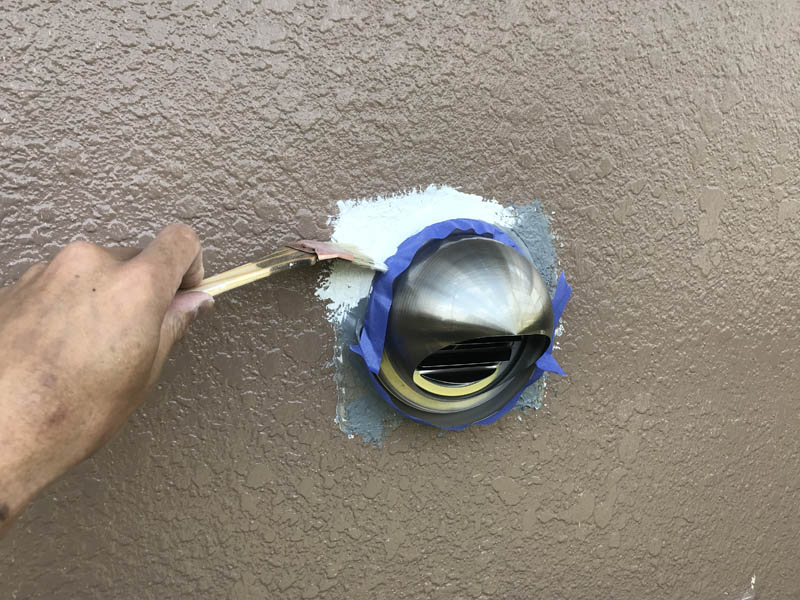 新しい物を取り付けてからコーキングをして下塗りを入れている状況です。
