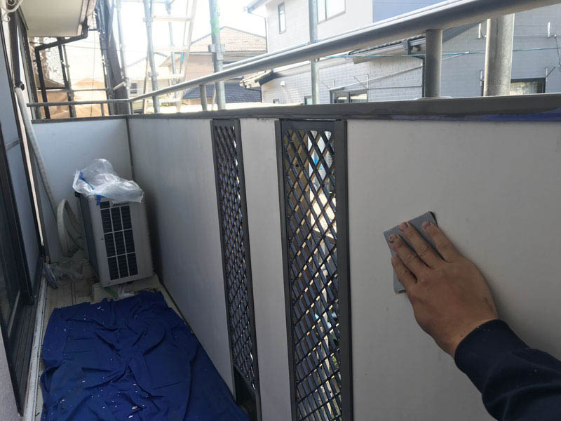 バルコニーの内壁の塗装：ケレンの様子です。