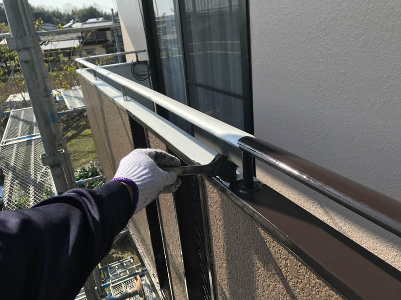 笠木の塗装：上塗りの様子です。