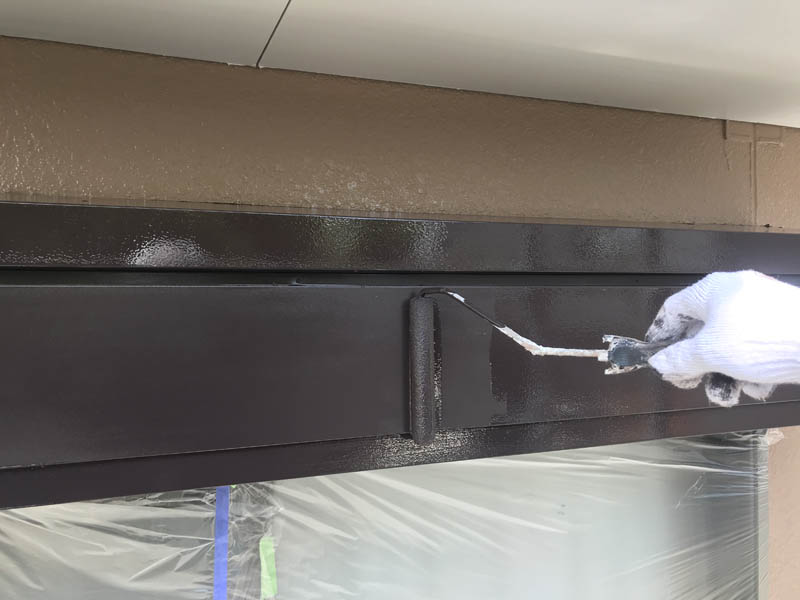 シャッターボックス上塗りの様子です。