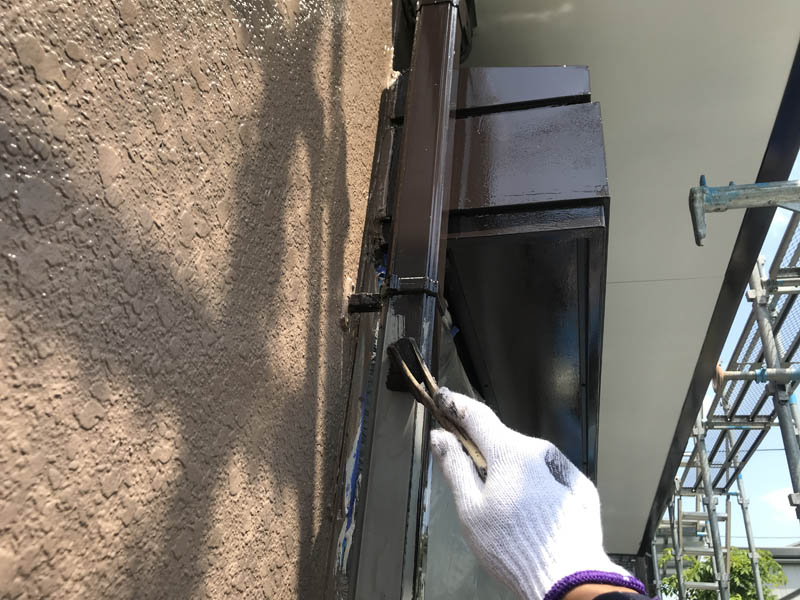 雨樋塗装：下塗りの様子です。