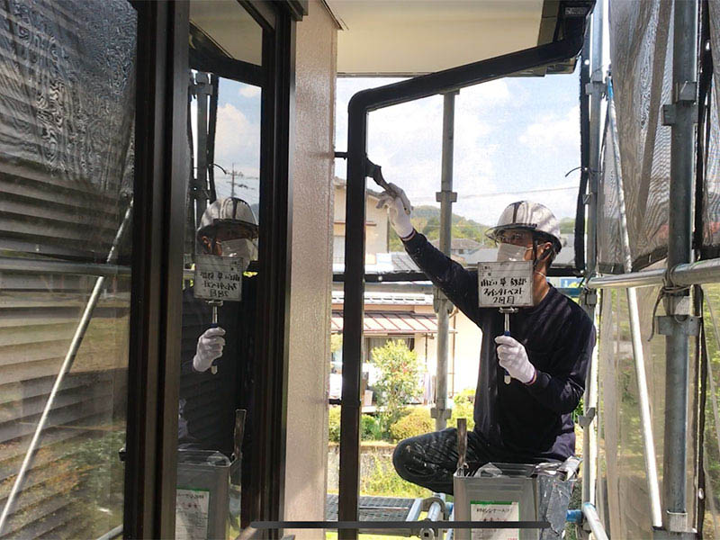 雨樋塗装：上塗りの様子です。