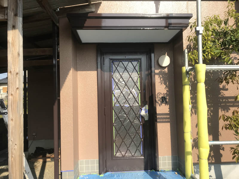 玄関扉も塗装しました。付帯部塗装はフッ素を塗りました。