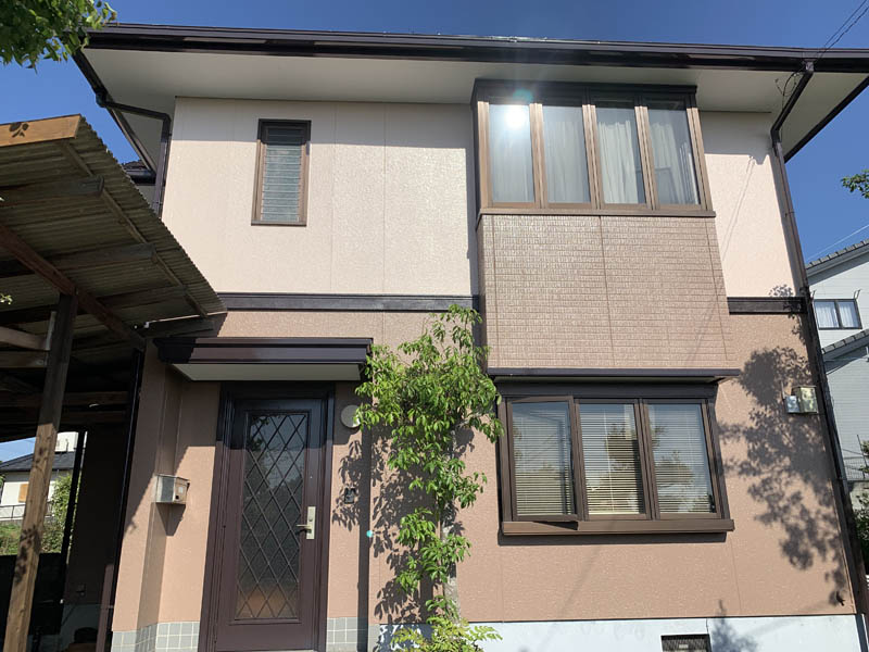 色もツートンカラーで屋根の色ともマッチしています。付帯部塗装も茶色系の色味で正解でした。