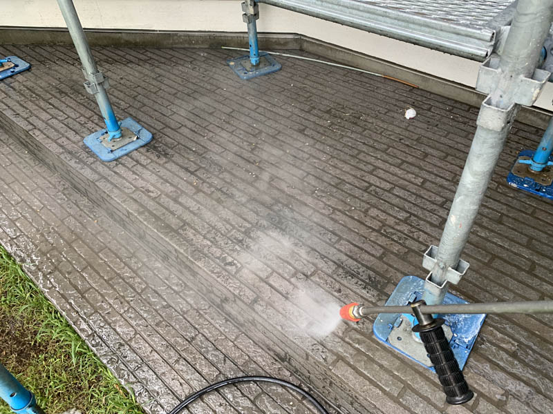 床の張り石もきれいに洗いました。