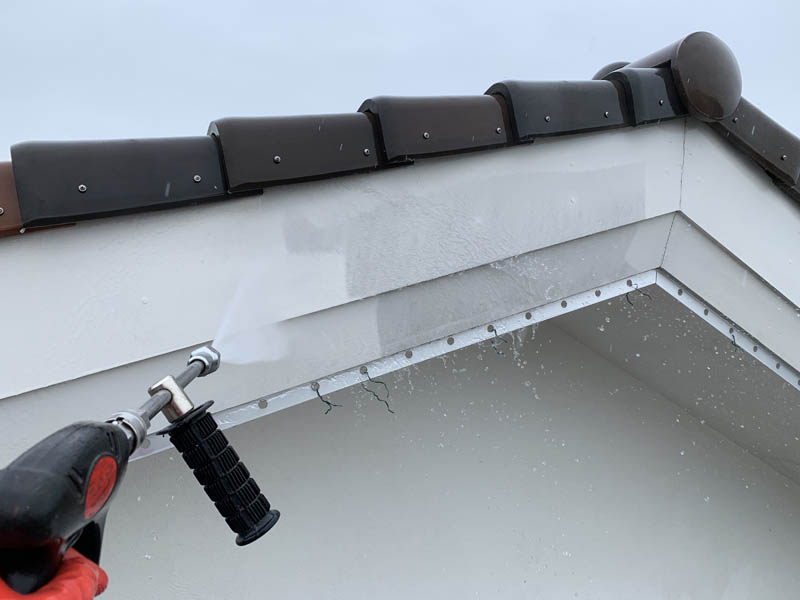 破風板も汚れていました。