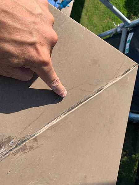 笠木のコーキングがダメになっていたのですべて打ち替えを行いました。