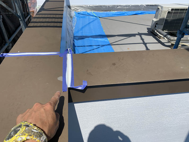 コーキングをしてヘラ押さえしていきます。