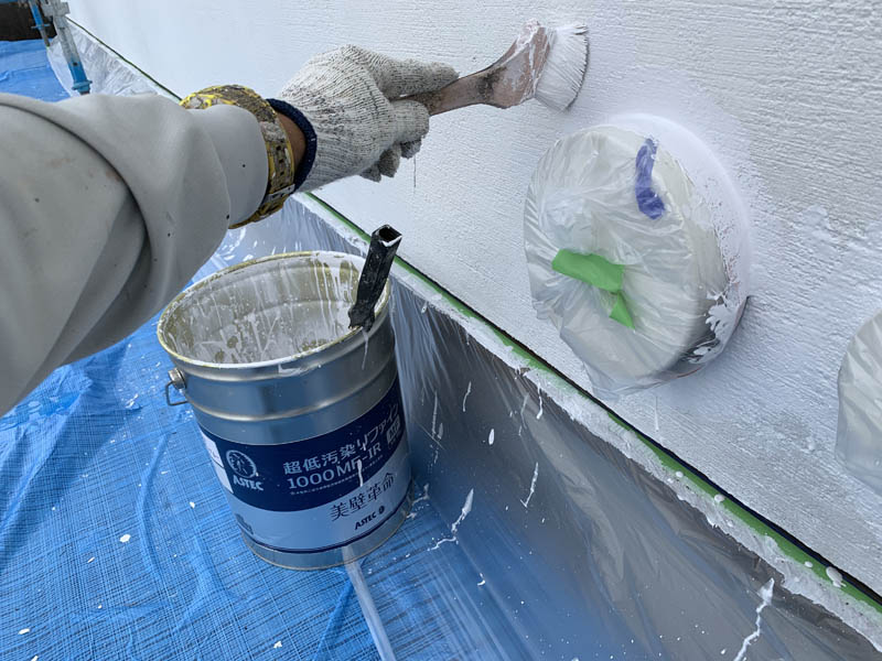 外壁中塗りの様子です。