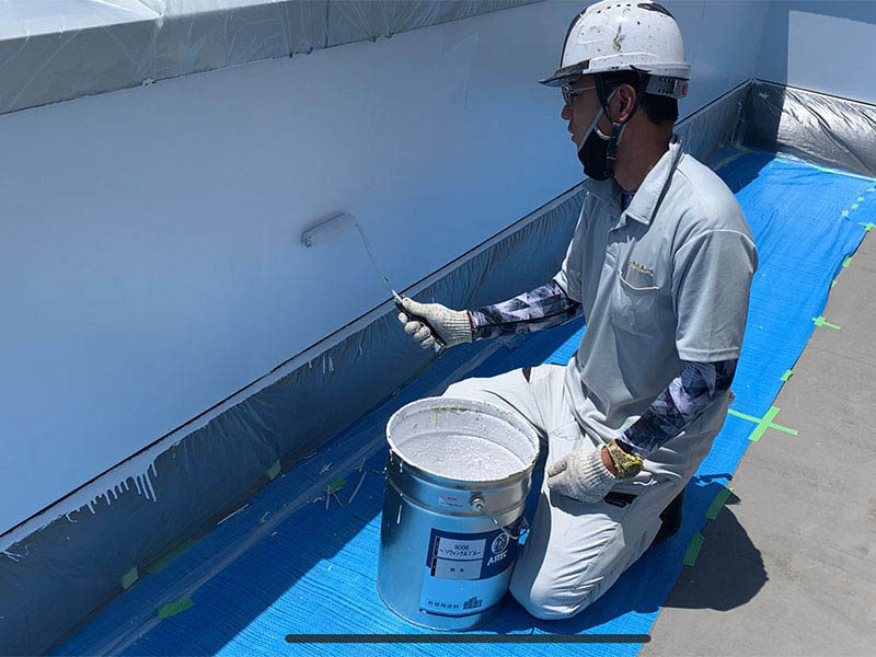 外壁上塗りの様子です。