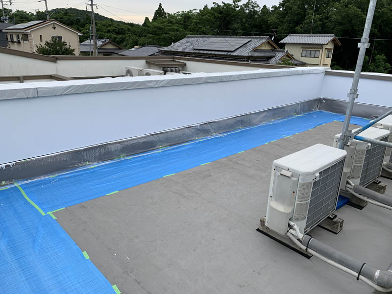 屋上外壁上塗りの様子です。