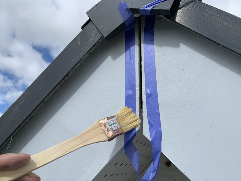 破風板のコーキングをやり替えます。