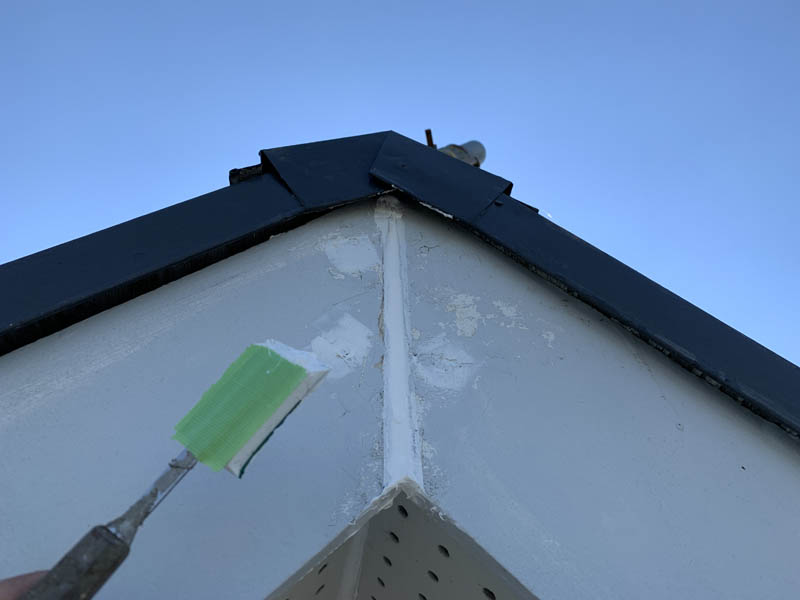 ヘラ押さえして密着させます。