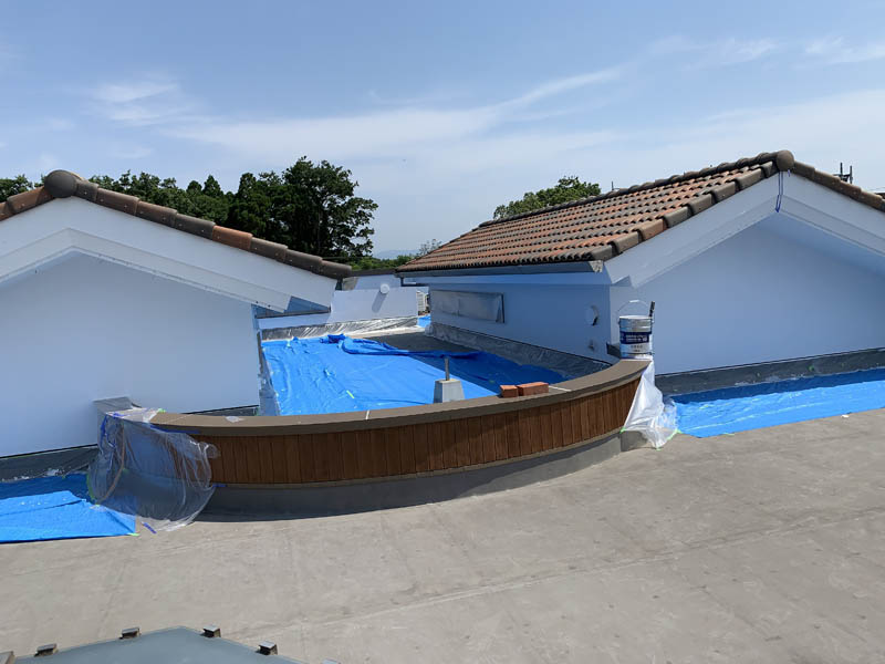 屋上塗装の様子です。