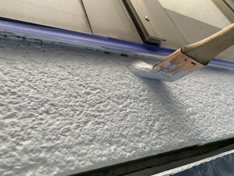 ドアの下を覗き込むと塗れていない箇所がありました。確実に塗り込みます。