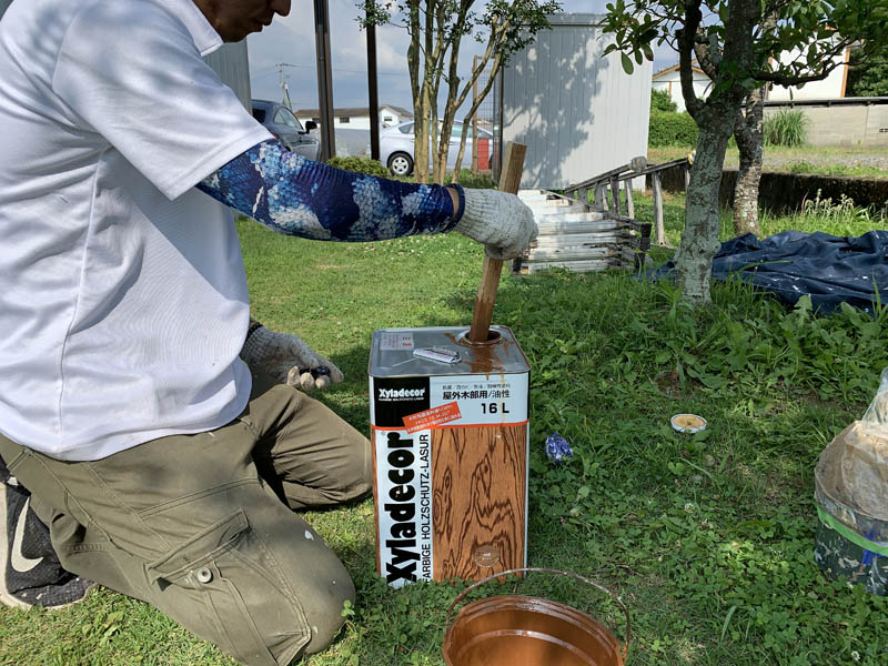 ウッドデッキで使用した塗料になります。成分が沈殿するのでよくかき混ぜて使用します。