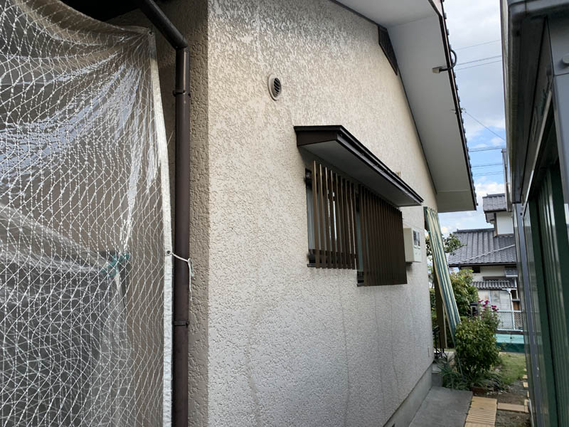 施工前のお写真です。ヒビ割れがあります。