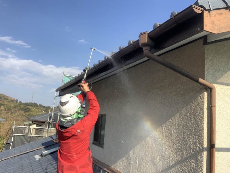 高圧洗浄機のガン先の角度を調整して洗浄します。この手のガン先で洗浄する業者はごく一部です。