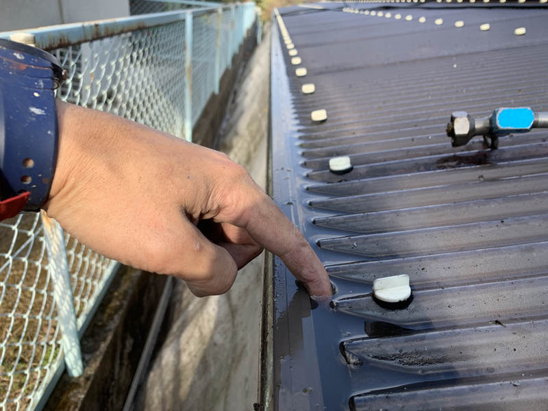 タキロンの屋根の水はけが悪くなっています。