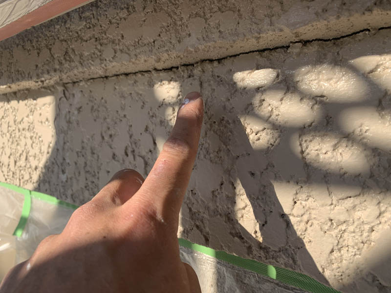 外壁のヒビ割れの様子です。