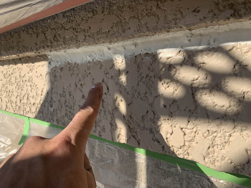 外壁のヒビ割れ補修の様子です。