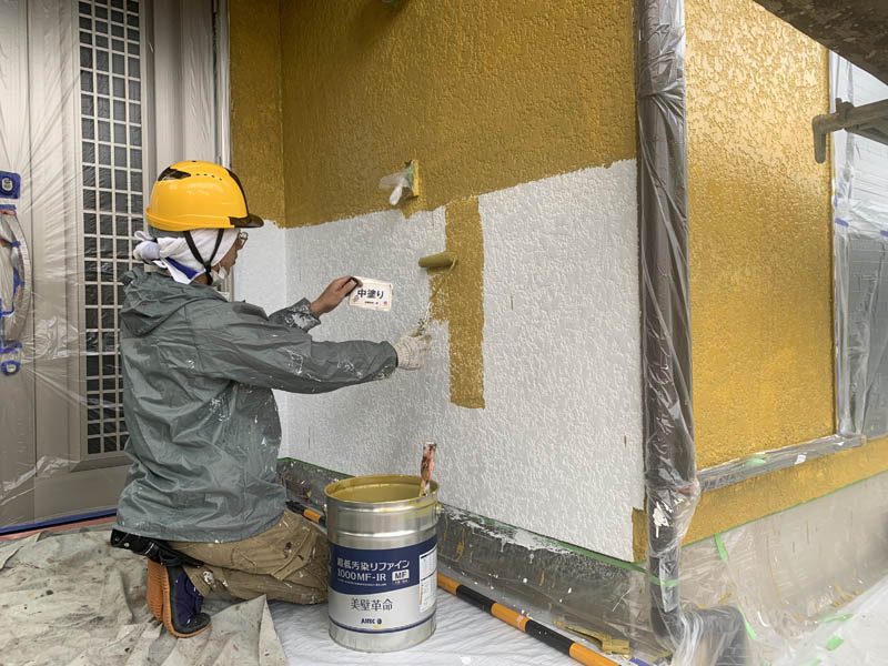 外壁の中塗りの様子です。
