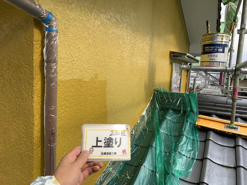 外壁の上塗りの様子です。