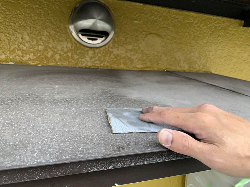 ひさしの天板のケレン：塗料の食いつきをよくする目的と表面の凹凸を綺麗にする目的があります。