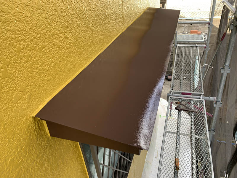 ひさしの天板：塗装の様子です。