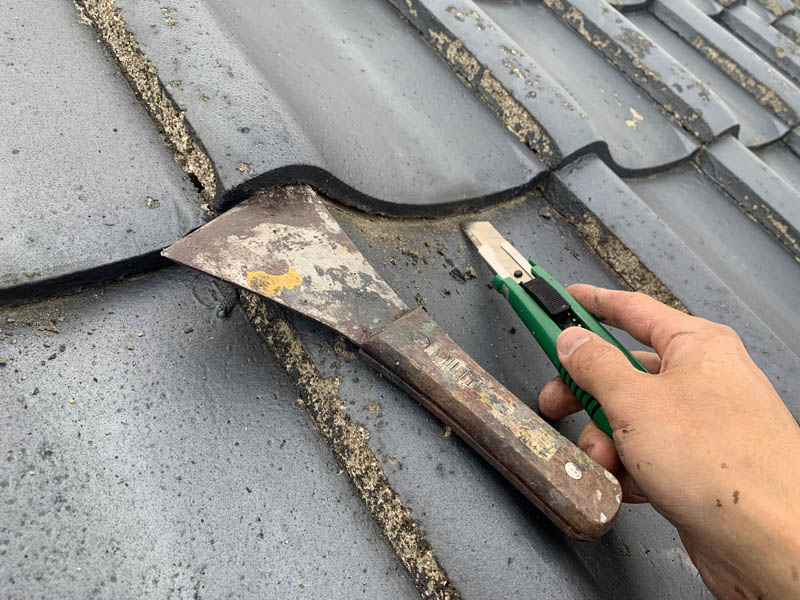 瓦と瓦の重なり目がくっついている箇所をケレンして綺麗にしました。