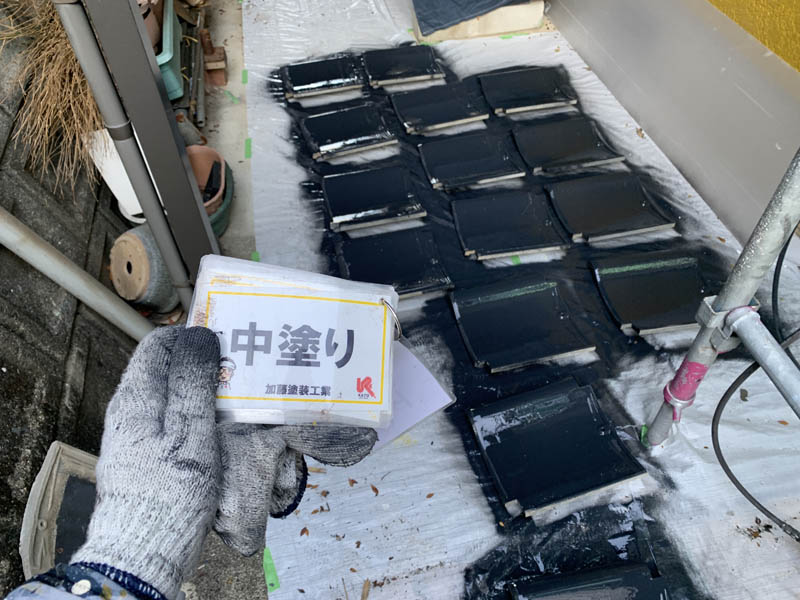 予備瓦も塗装しておいていきます。