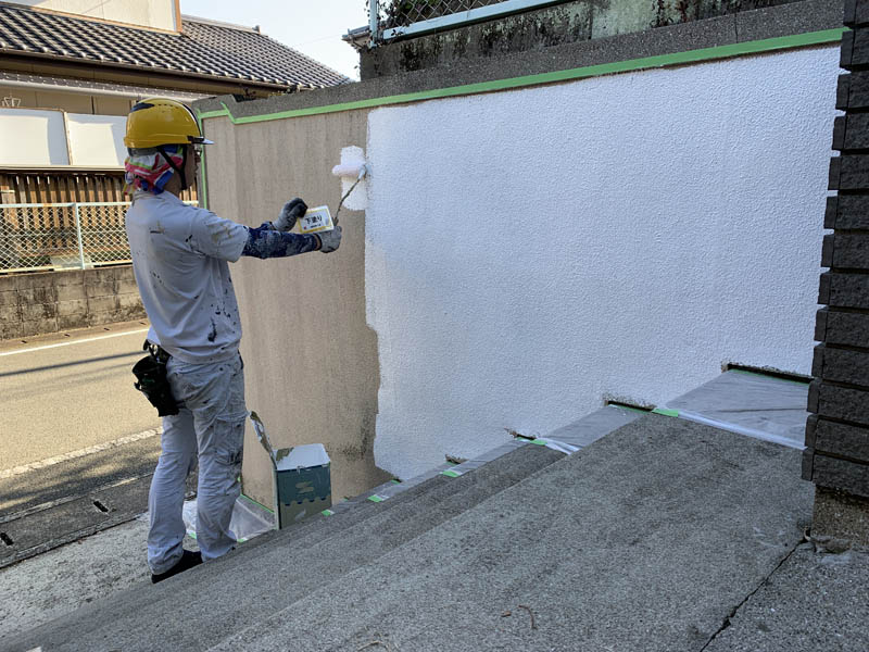 塀の下塗りの様子です。