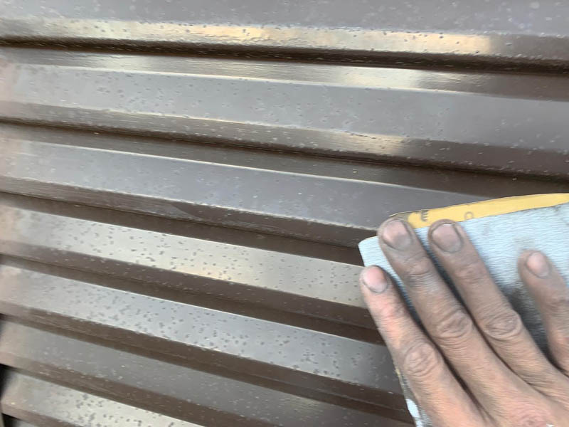 戸袋：雨戸のケレンの様子です。若干の凹凸があるのでフラットにします。